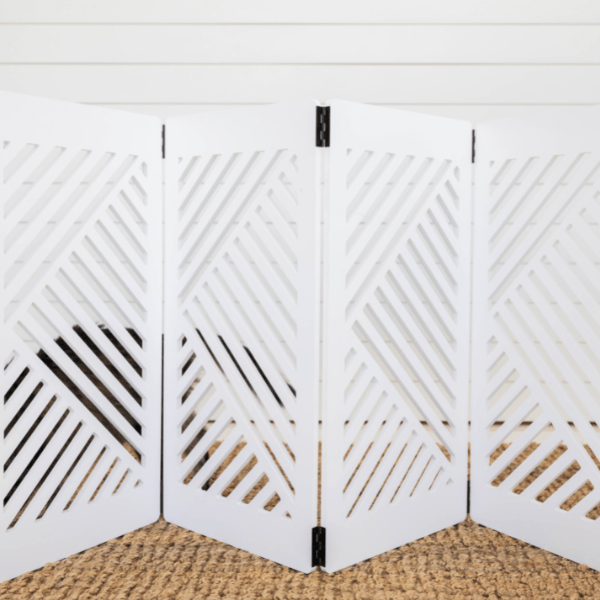 Lattice clearance pet gate